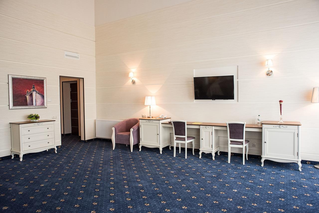 Shato Hotel Червоноград Екстер'єр фото