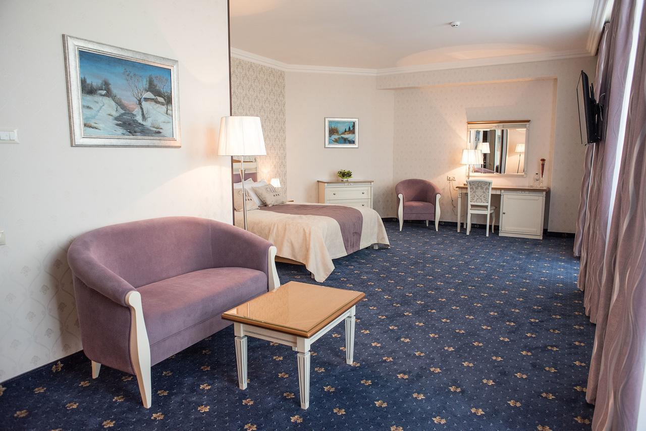 Shato Hotel Червоноград Екстер'єр фото