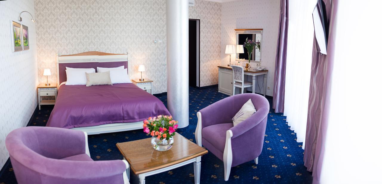 Shato Hotel Червоноград Екстер'єр фото