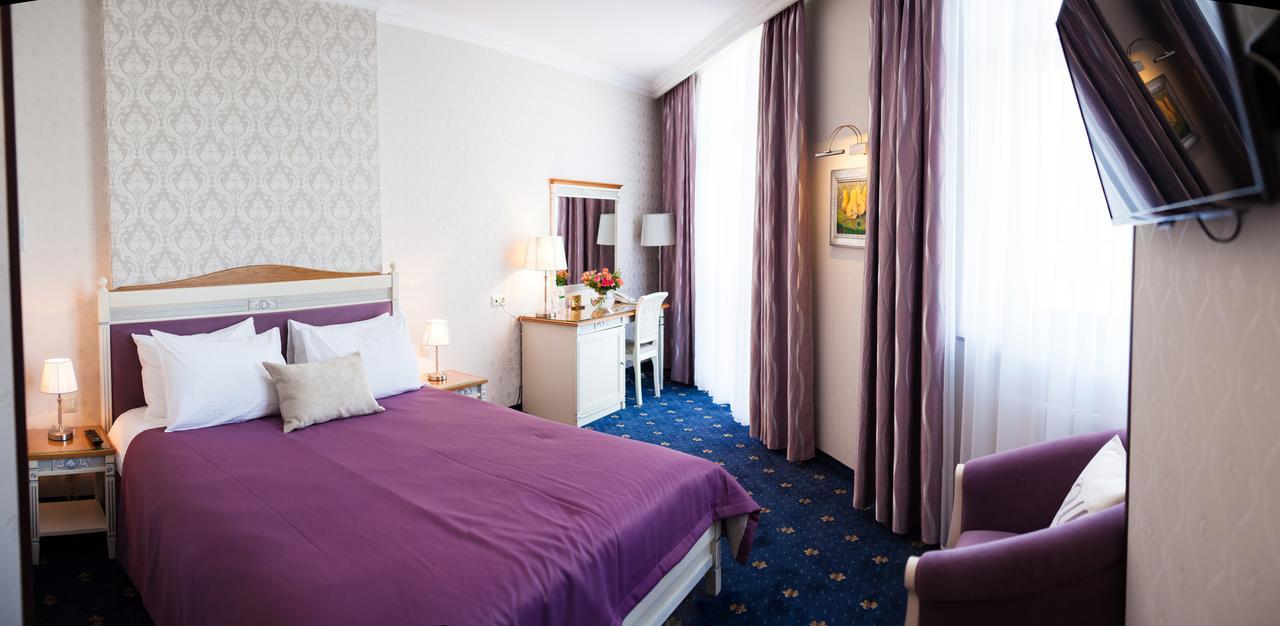 Shato Hotel Червоноград Екстер'єр фото