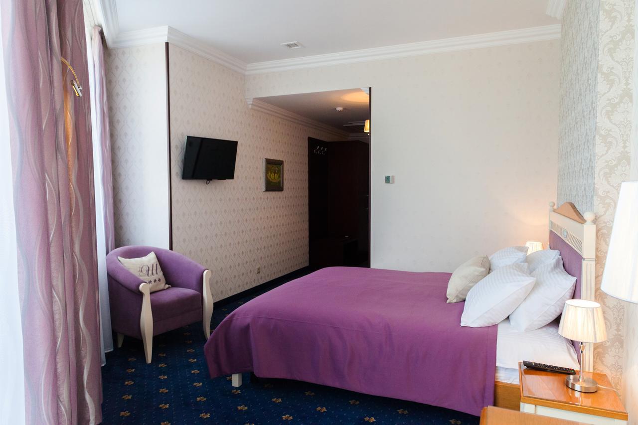 Shato Hotel Червоноград Екстер'єр фото